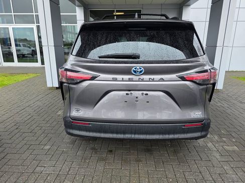 Used 2021 Toyota Sienna XLE w/ XLE Plus Package AWD/4WD image 3