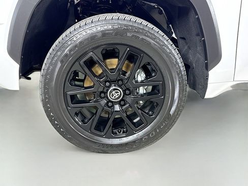Used 2025 Toyota Tundra Limited AWD/4WD image 27