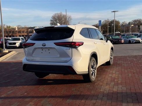 Used 2022 Toyota Highlander XLE image 9