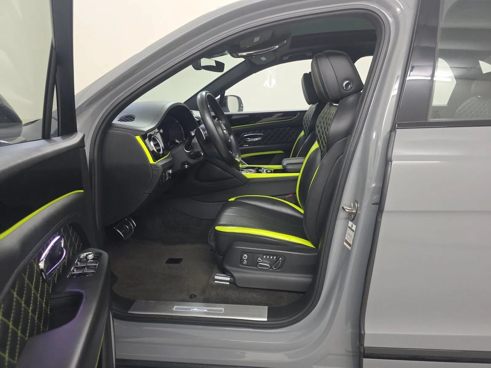 Used 2023 Bentley Bentayga AWD/4WD image 2