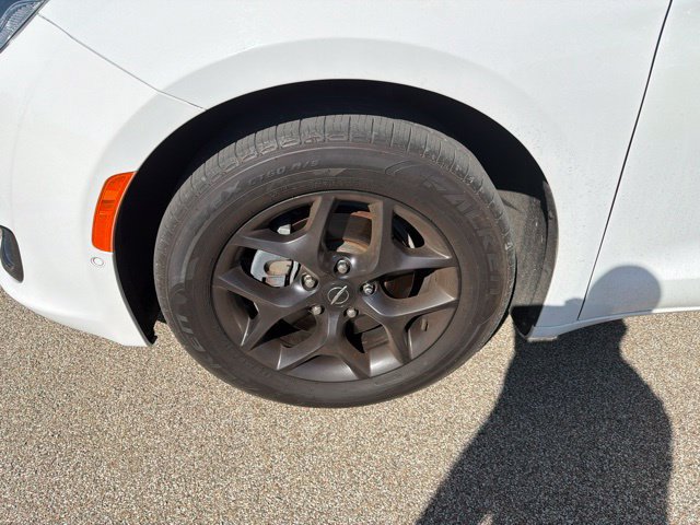 Used 2020 Chrysler Pacifica Limited w/ Advanced Safetytec Group FWD image 4