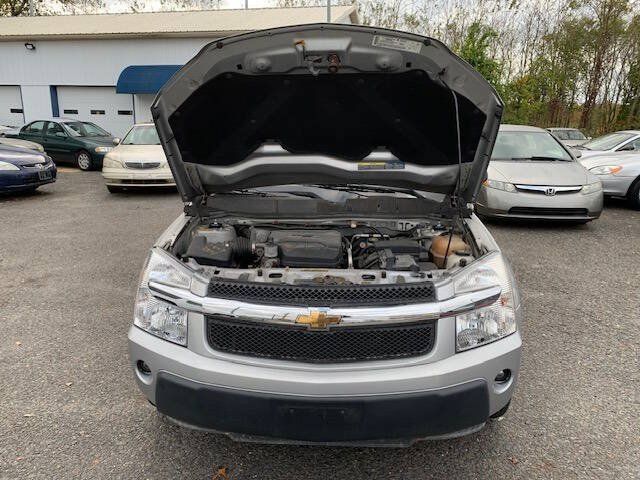 Used 2005 Chevrolet Equinox LT w/ Preferred Equipment Group AWD/4WD image 2