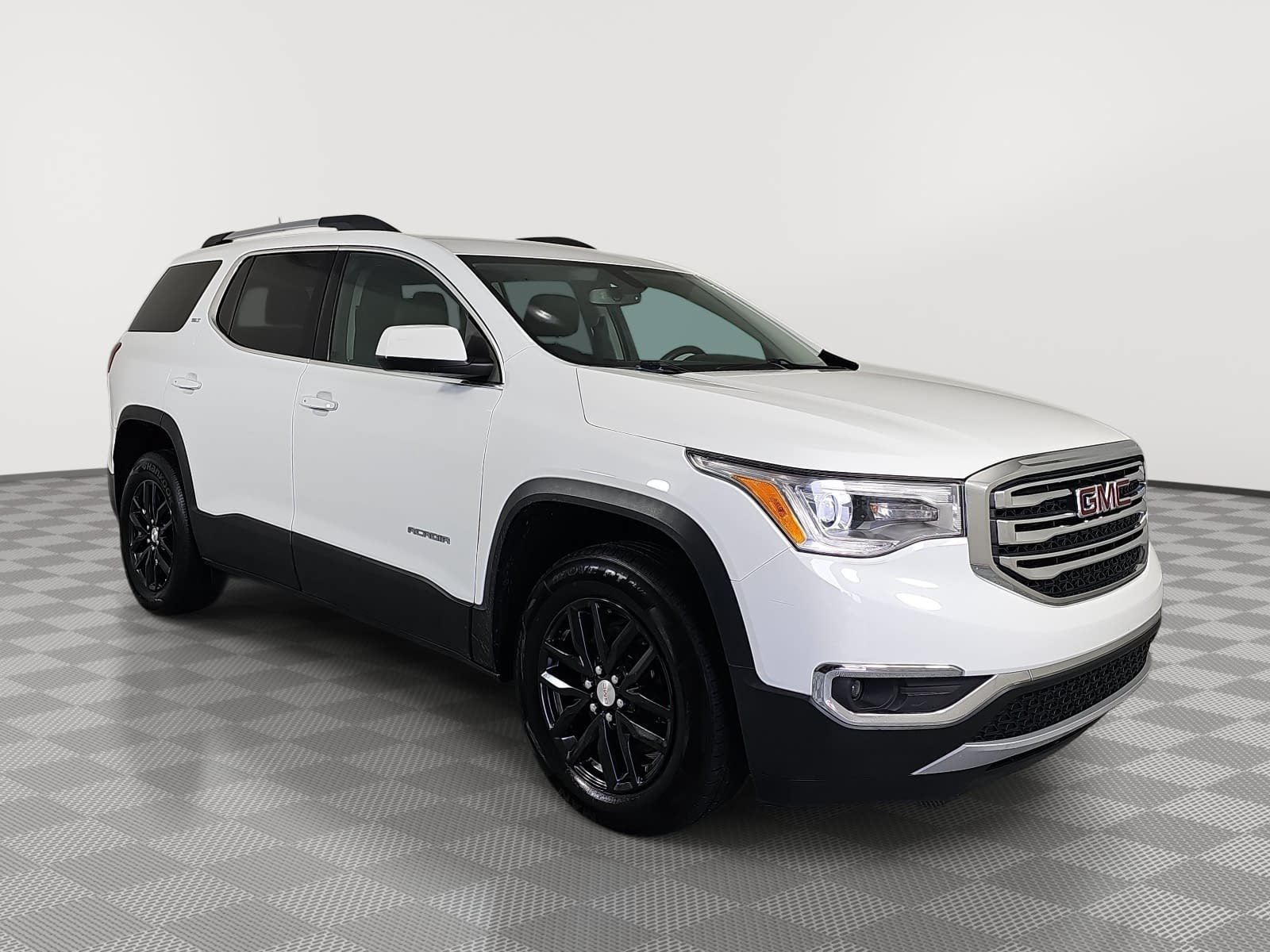 Used 2019 GMC Acadia SLT w/ LPO, Cargo Package FWD image 2