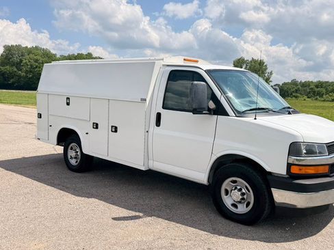 Used 2017 Chevrolet Express 3500 RWD image 9
