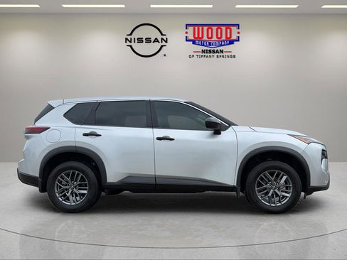 Used 2024 Nissan Rogue S AWD/4WD image 2