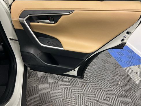 Used 2019 Toyota RAV4 Limited image 17
