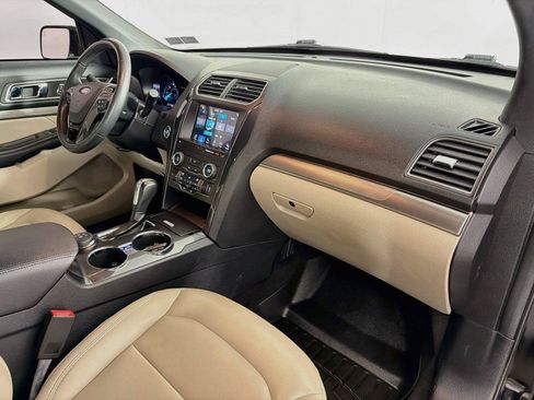 Used 2019 Ford Explorer XLT w/ Equipment Group 202A AWD/4WD image 32