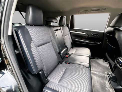 Used 2015 Toyota Highlander Plus FWD image 18