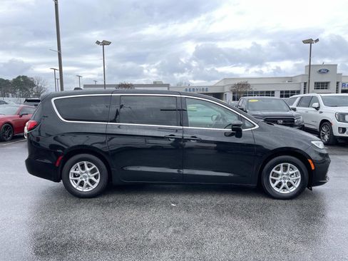 Used 2023 Chrysler Pacifica Touring-L image 2