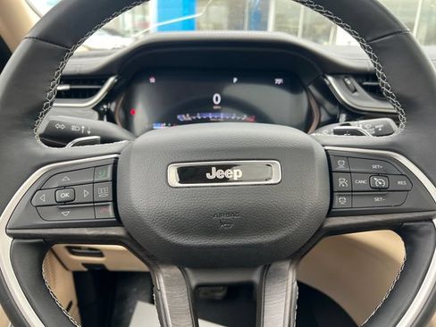 Used 2022 Jeep Grand Cherokee Limited w/ Luxury Tech Group II AWD/4WD image 32