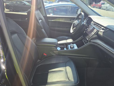 Used 2023 Jeep Grand Cherokee L Limited AWD/4WD image 6