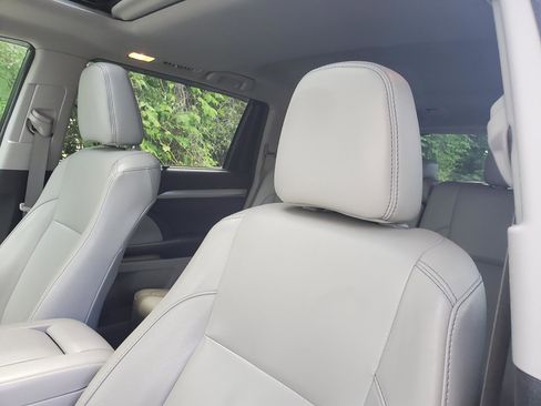 Used 2017 Toyota Highlander XLE AWD/4WD image 12