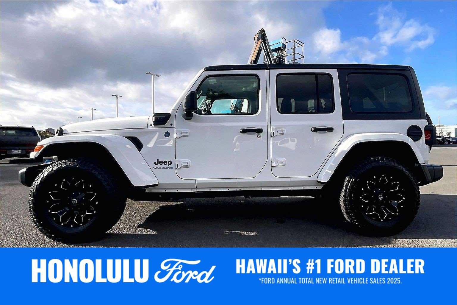 Used 2024 Jeep Wrangler Unlimited w/ Dual Top Group AWD/4WD image 3