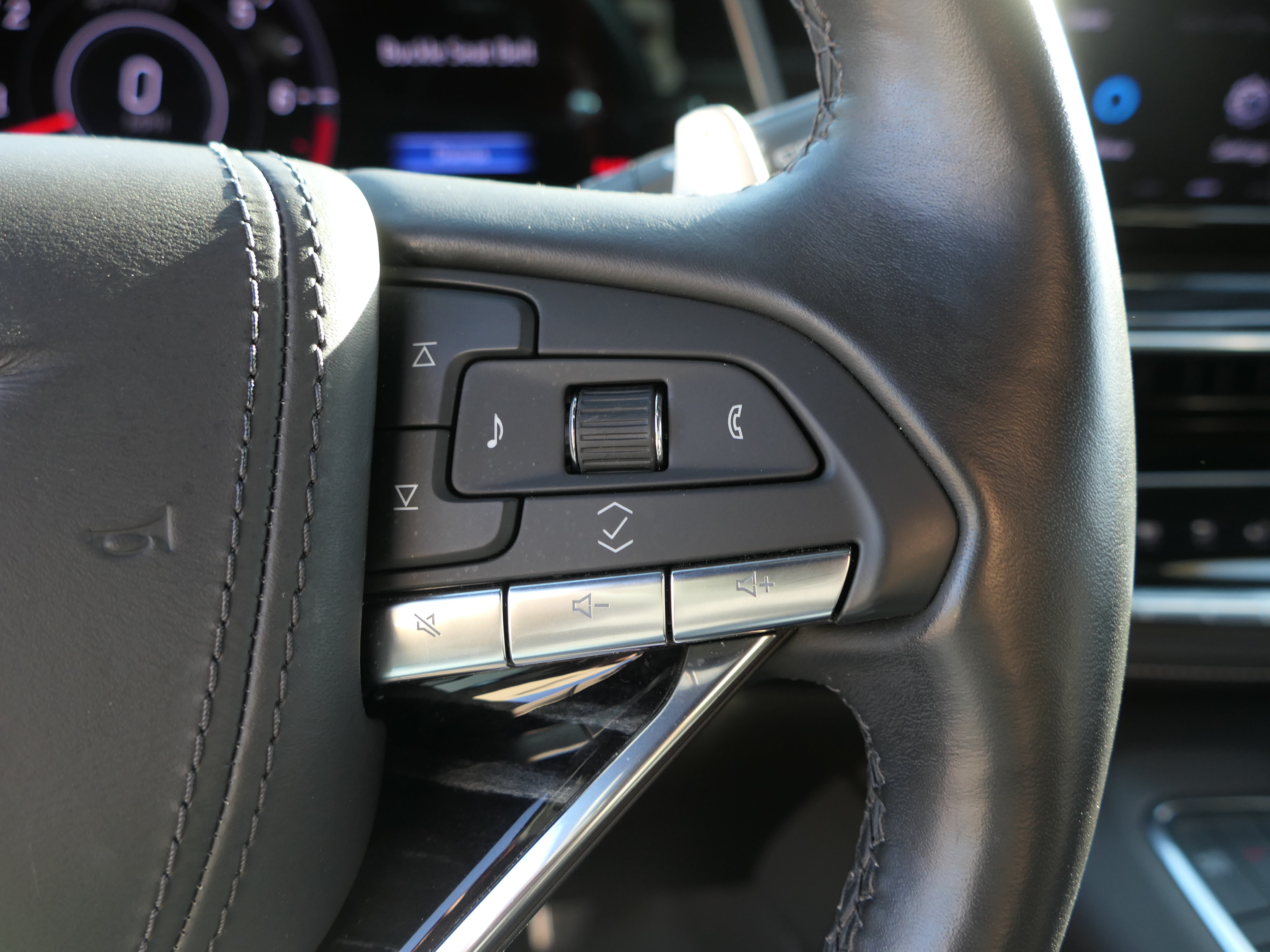 Used 2023 Cadillac Escalade ESV V AWD/4WD image 17
