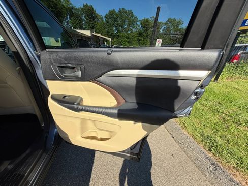 Used 2015 Toyota Highlander XLE FWD image 17