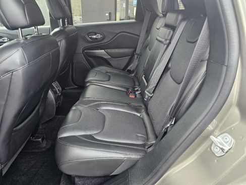 Used 2019 Jeep Cherokee Limited w/ Luxury Group image 42