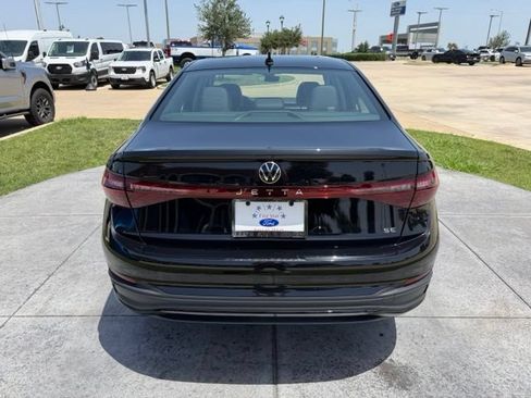 Used 2025 Volkswagen Jetta SE FWD image 5