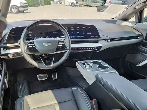 Certified 2025 Cadillac Optiq Luxury 2 w/ LPO, Floor Liner Package AWD/4WD image 16