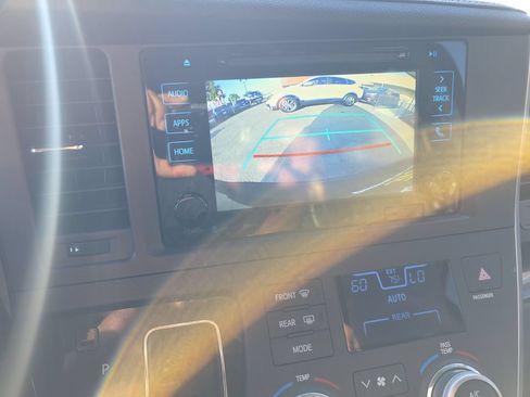 Used 2016 Toyota Sienna SE Premium FWD image 19