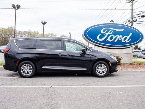 Used 2023 Chrysler Voyager LX image 1