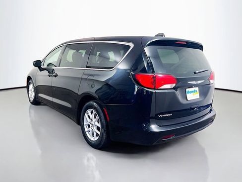 Used 2022 Chrysler Voyager LX image 7
