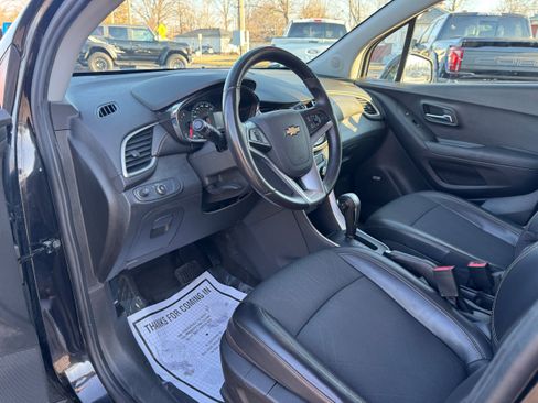 Used 2019 Chevrolet Trax LT w/ Sun & Sound Package image 10