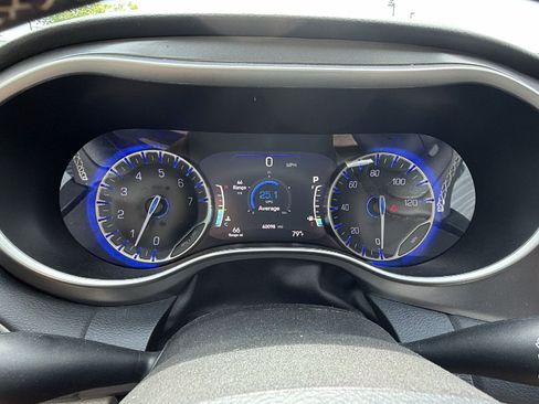 Used 2024 Chrysler Pacifica Touring-L FWD image 28