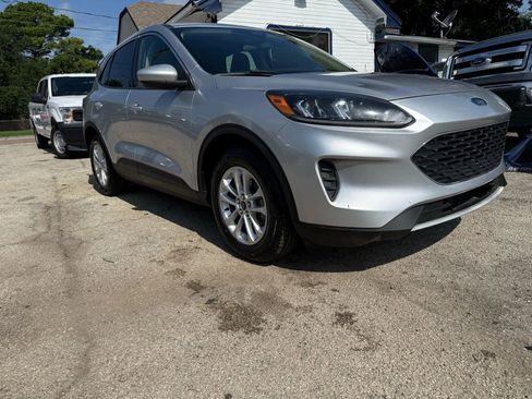 Used 2020 Ford Escape SE image 3