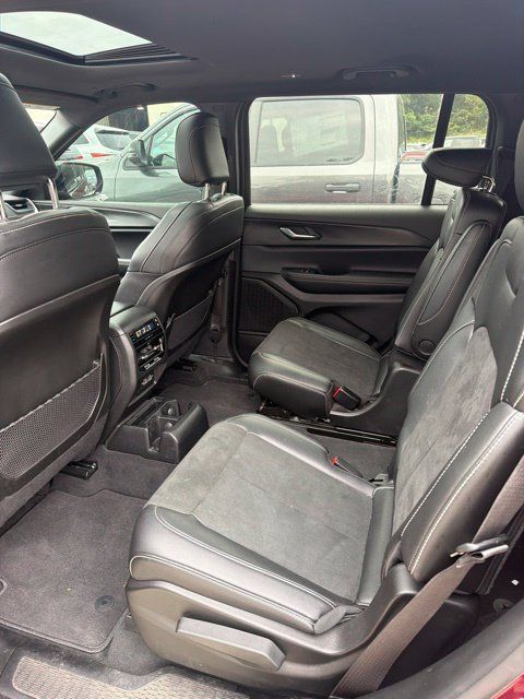Used 2024 Jeep Grand Cherokee L Altitude AWD/4WD image 10