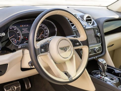 Used 2019 Bentley Bentayga image 26