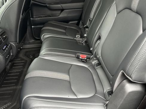 Used 2025 Honda Pilot Touring image 15