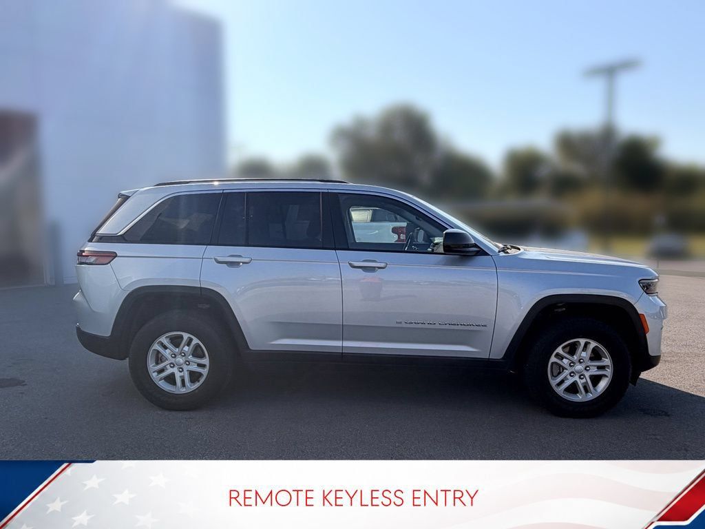 Used 2023 Jeep Grand Cherokee Laredo AWD/4WD image 4