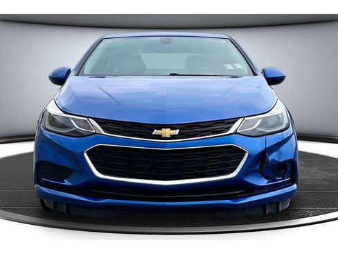 Used 2018 Chevrolet Cruze LT w/ Convenience Package FWD image 4