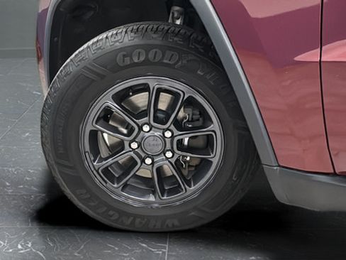 Used 2019 Jeep Grand Cherokee Laredo AWD/4WD image 30