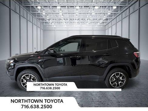 Used 2024 Jeep Compass Trailhawk AWD/4WD image 3