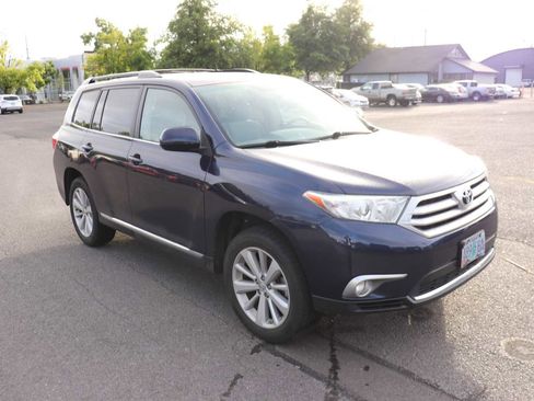 Used 2011 Toyota Highlander 4WD w/ Tech Pkg image 3