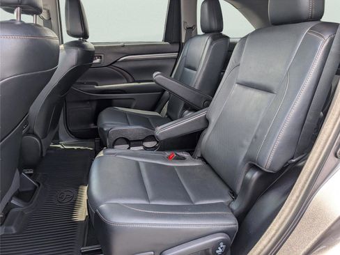 Used 2017 Toyota Highlander Limited image 32