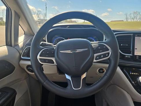 Used 2023 Chrysler Pacifica Limited image 14