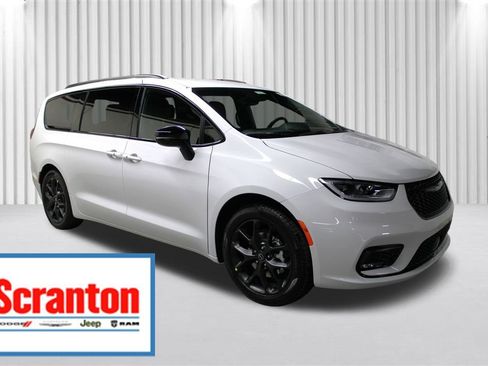 New 2026 Chrysler Pacifica Select w/ S Appearance Package image 1