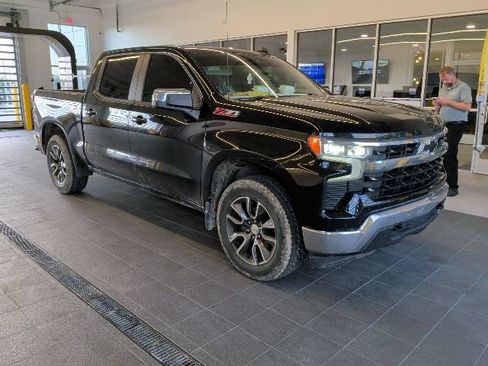 Used 2023 Chevrolet Silverado 1500 LT w/ Z71 Off-Road Package AWD/4WD image 2