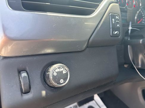 Used 2018 Chevrolet Suburban LT RWD image 15