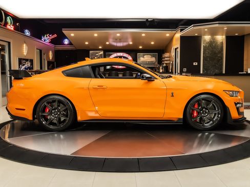 Used 2020 Ford Mustang Shelby GT500 w/ Carbon Fiber Track Pack RWD image 11