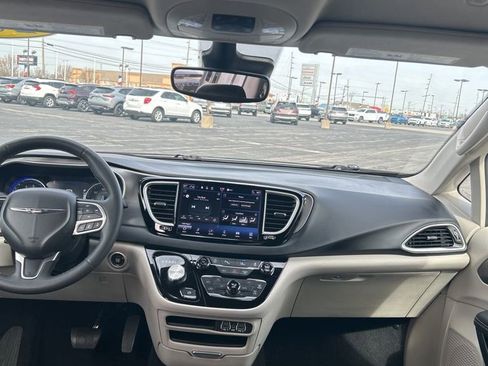 Used 2023 Chrysler Pacifica Touring-L FWD image 53
