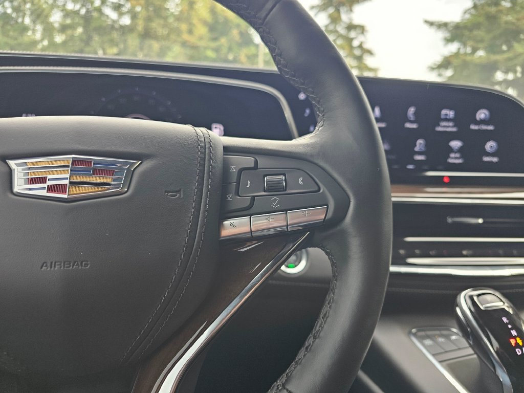 Used 2024 Cadillac Escalade ESV Sport Platinum w/ Heavy-Duty Trailer Package AWD/4WD image 31