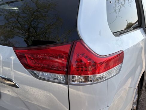 Used 2013 Toyota Sienna Limited w/ Premium Pkg FWD image 7