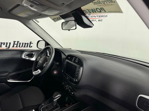 Used 2025 Kia Soul LX w/ LX Technology Package FWD image 42
