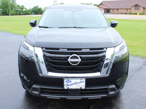 Used 2024 Nissan Pathfinder SV FWD image 2