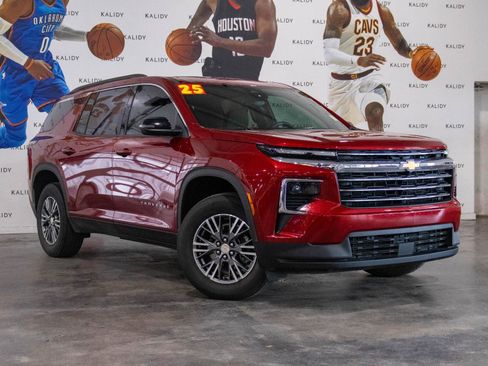 Used 2025 Chevrolet Traverse LT image 2