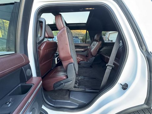 Used 2022 Ford Expedition Limited image 17
