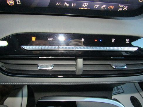 Used 2025 Buick Enclave Sport Touring AWD/4WD image 29